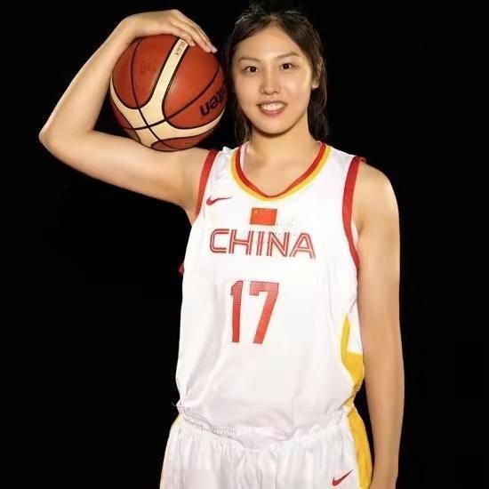 刘曼琼点点头，笑着说道：我妹很厉害，在英国读金融，她最大的梦想就是接老爸的班，所以在这方面非常努力。